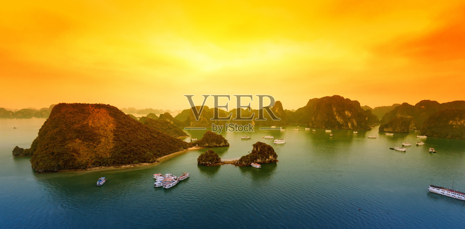 越南下龙湾美丽的日落景观照片摄影图片