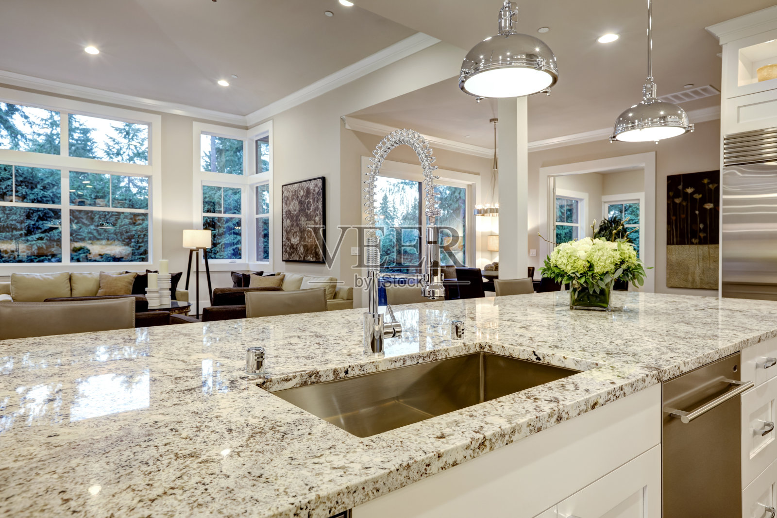 白色厨房设计在新的豪华家庭照片摄影图片
