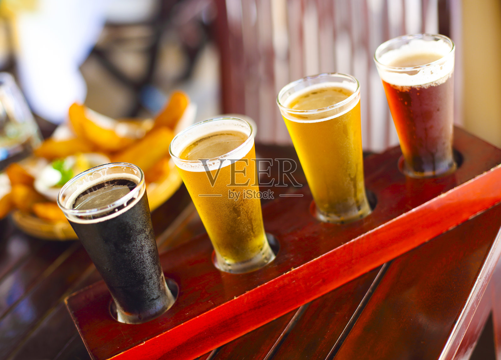 四种啤酒。品尝啤酒。淡啤酒，波特啤酒，淡啤酒，比尔森啤酒照片摄影图片
