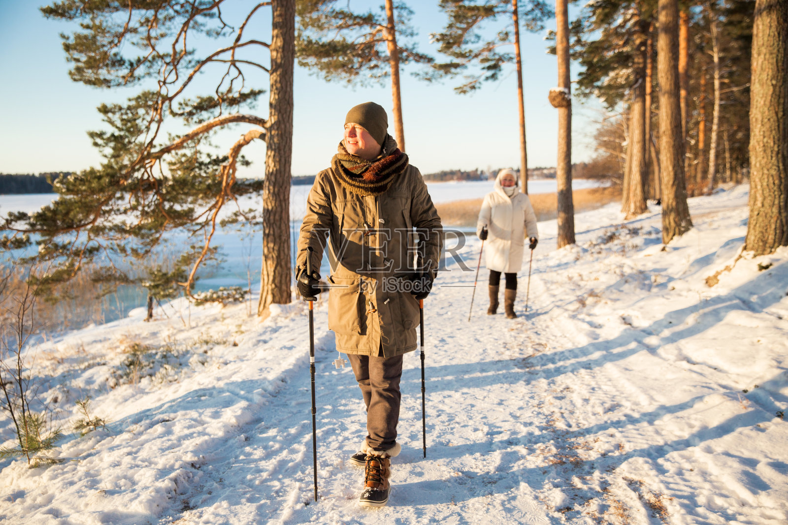 芬兰的冬季运动-北欧步行照片摄影图片
