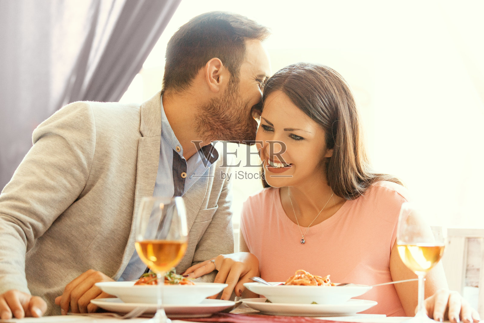 一对夫妇在餐厅享用意大利面照片摄影图片