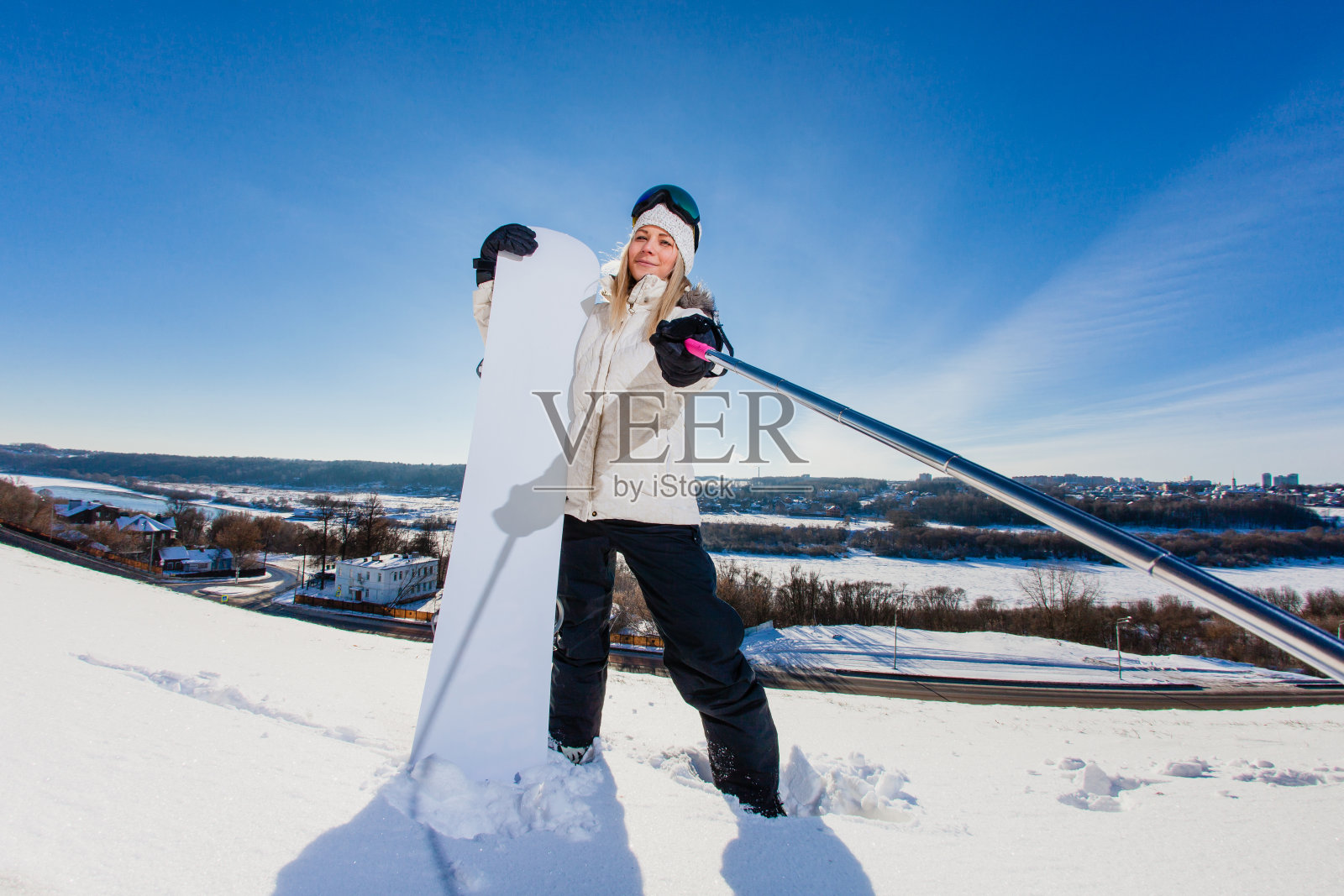 年轻女子拿着滑雪板自拍照片摄影图片