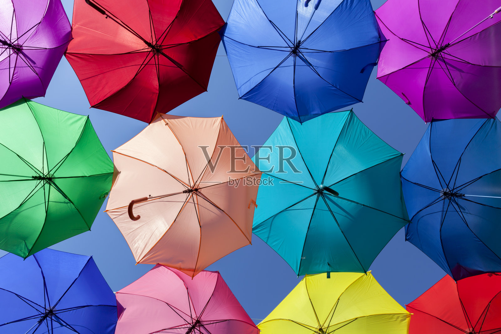 鲜艳鲜艳的伞伞排图案蓝天背景照片摄影图片