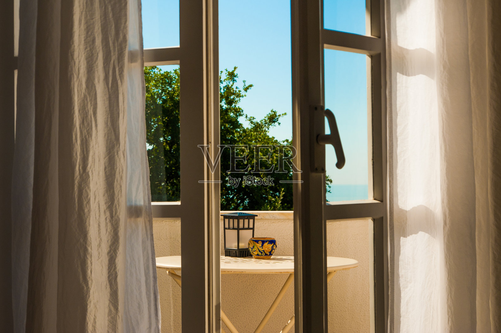 打开窗户，享受轻松的地中海风情照片摄影图片