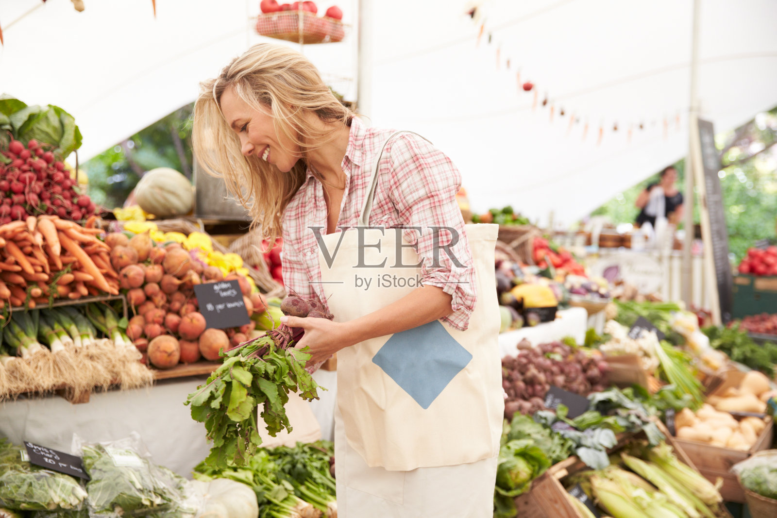 女顾客在农贸市场档位购物照片摄影图片
