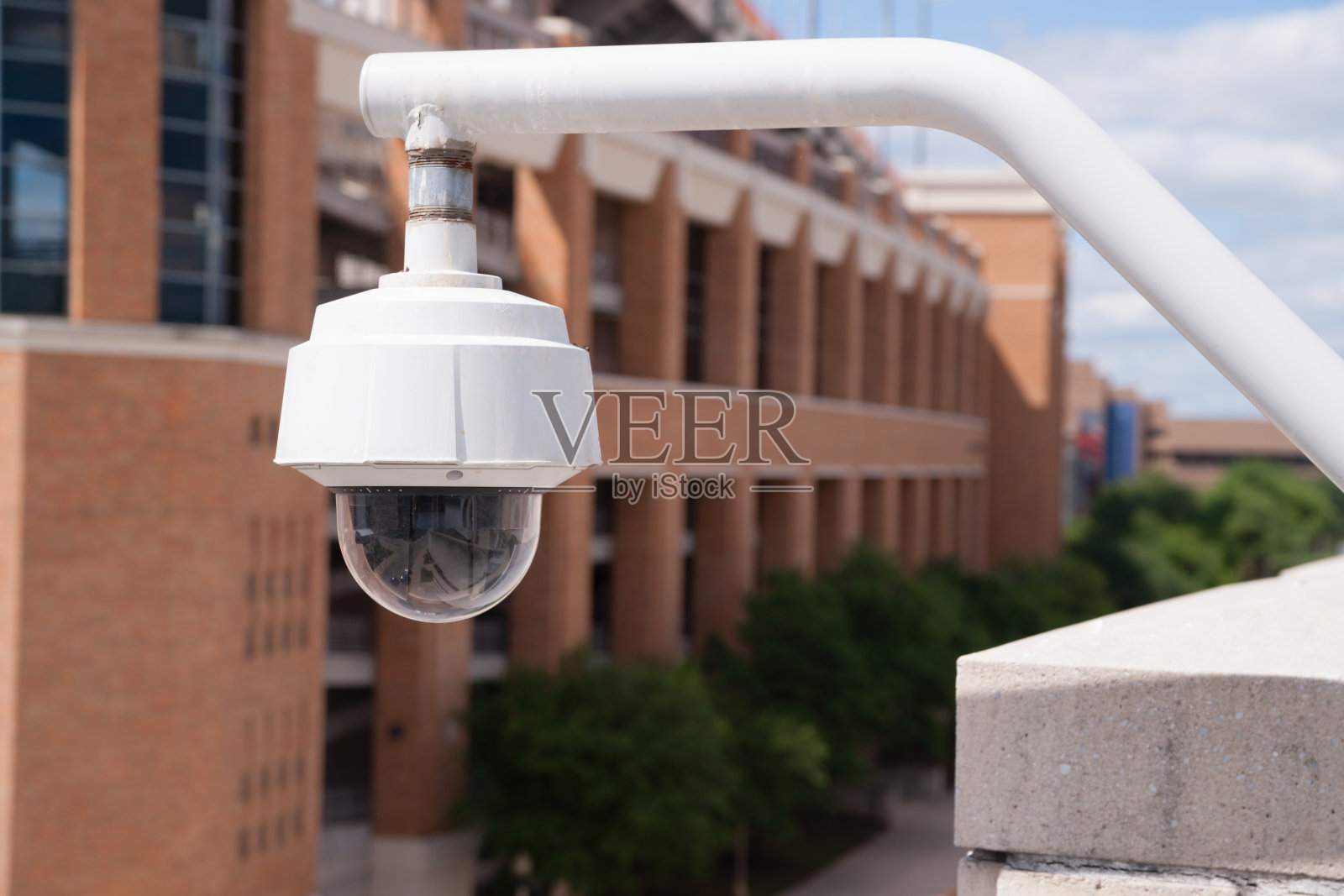 安装在大学校园高处的视频安全摄像头照片摄影图片