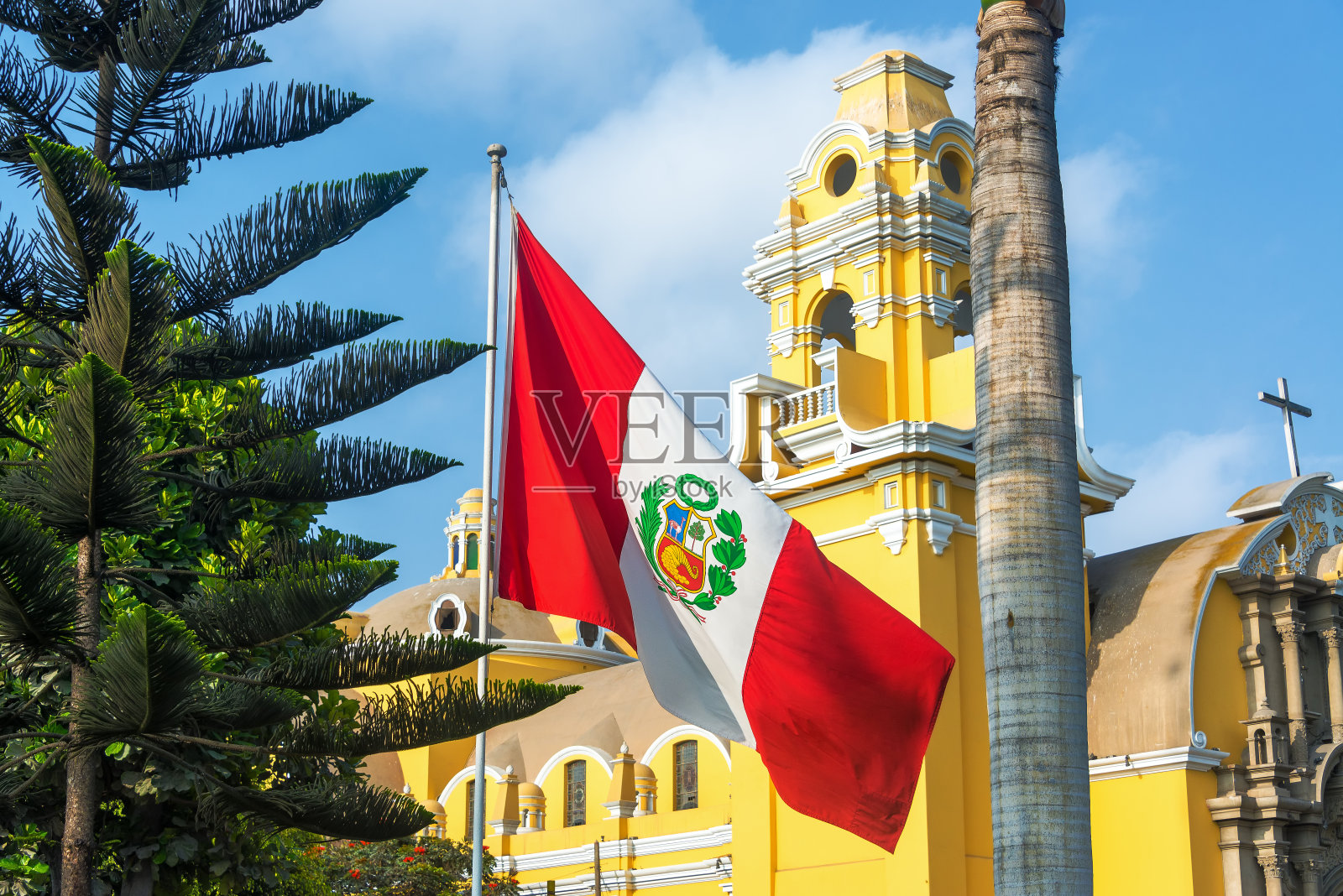 教堂和秘鲁国旗照片摄影图片