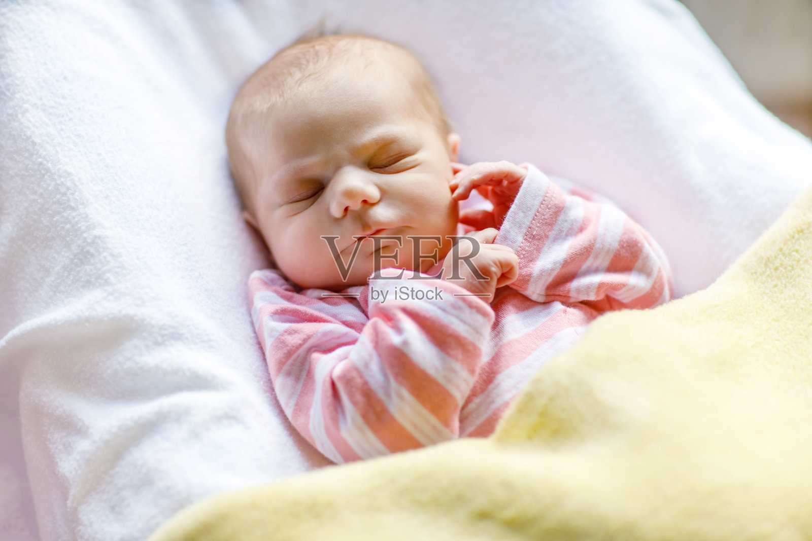 可爱可爱的新生女婴正在睡觉照片摄影图片
