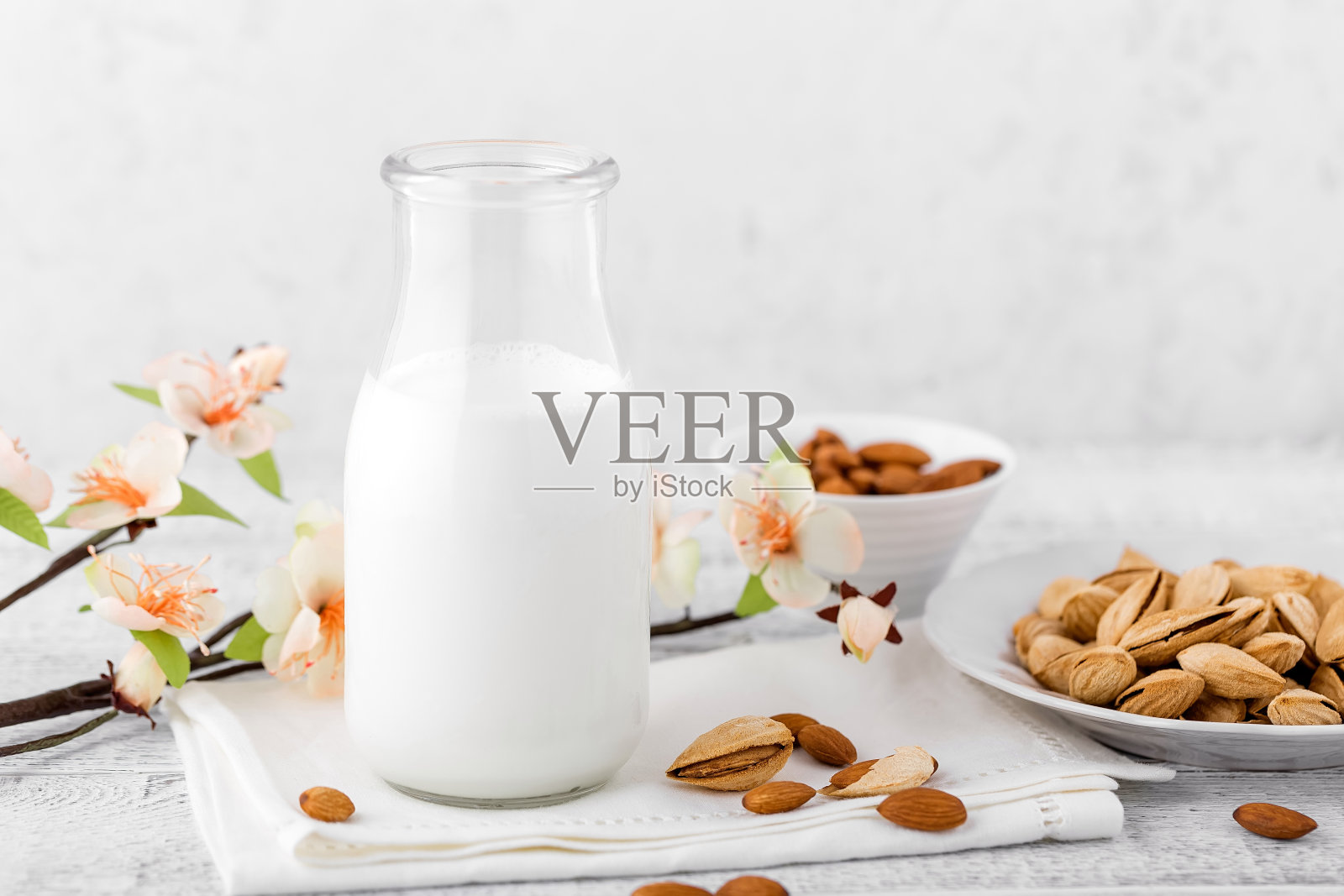 杏仁和牛奶的白色背景照片摄影图片