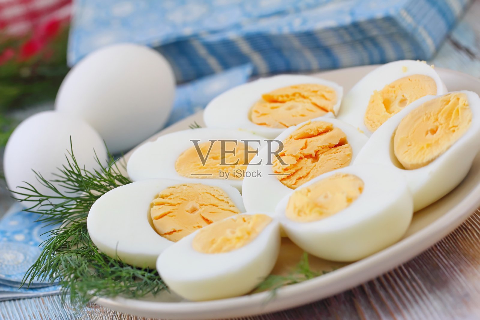 煮鸡蛋在盘子里照片摄影图片