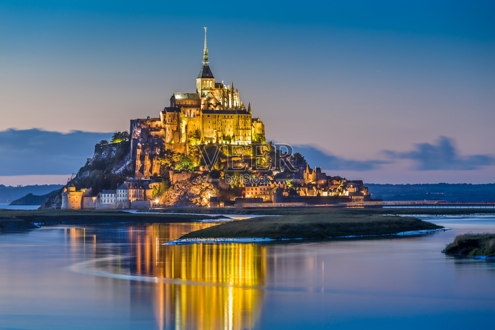 法国诺曼底，暮色中的圣米歇尔山照片摄影图片