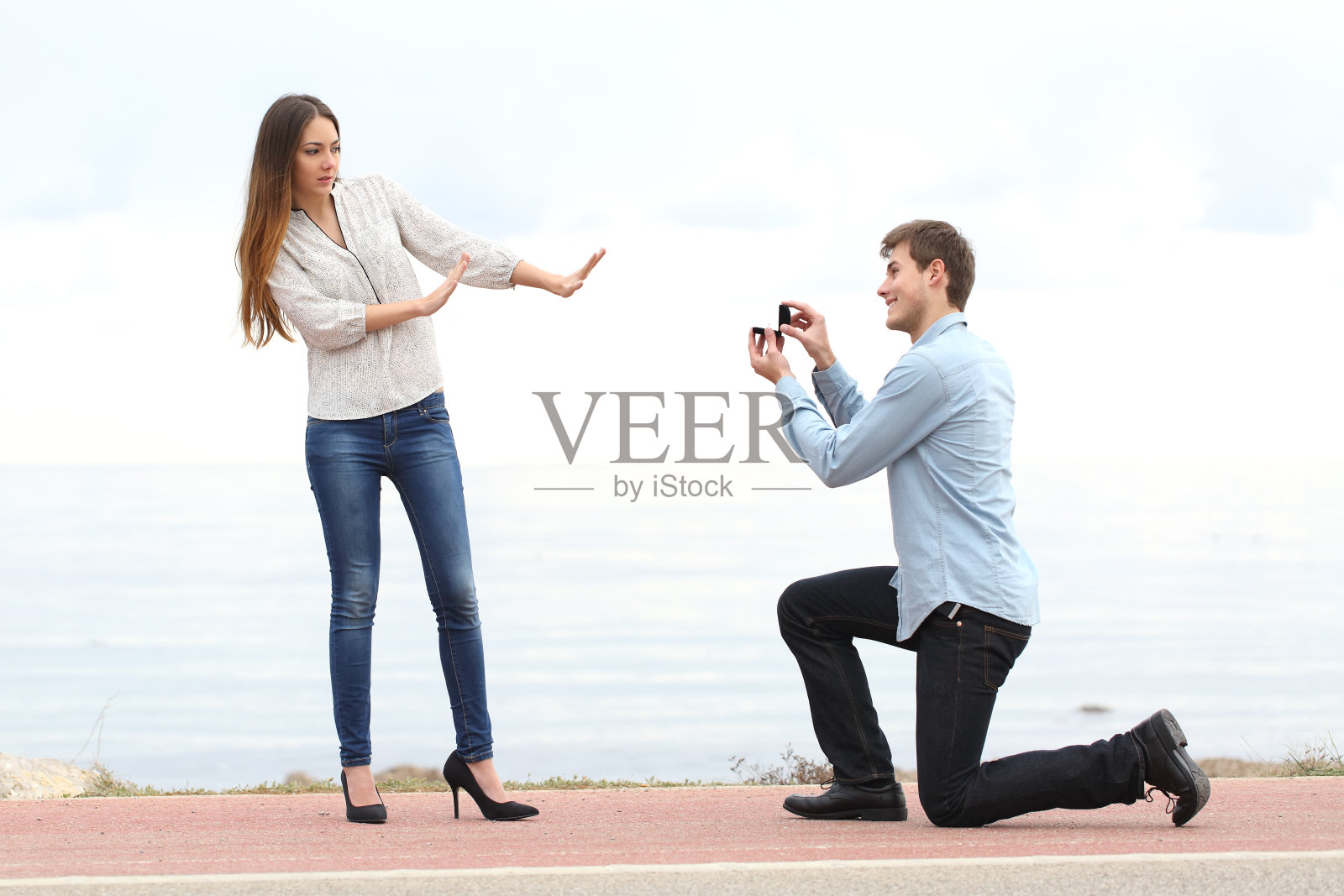 男人向女人求婚时被拒绝照片摄影图片