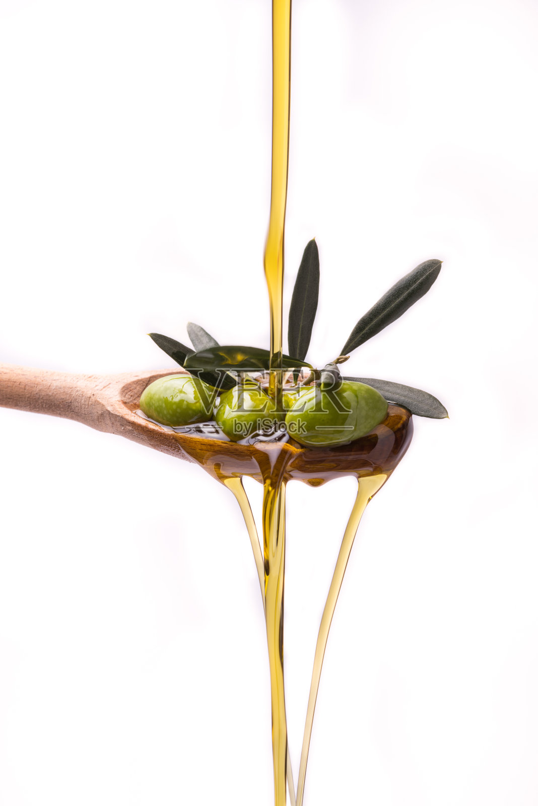 白色背景上的橄榄油照片摄影图片