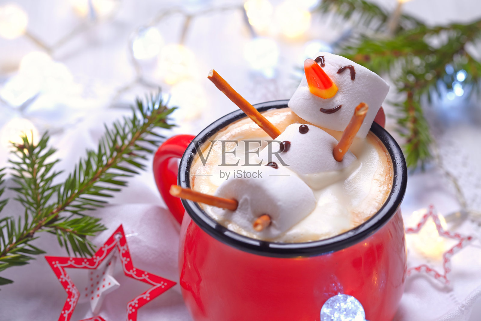 热巧克力和融化的雪人照片摄影图片