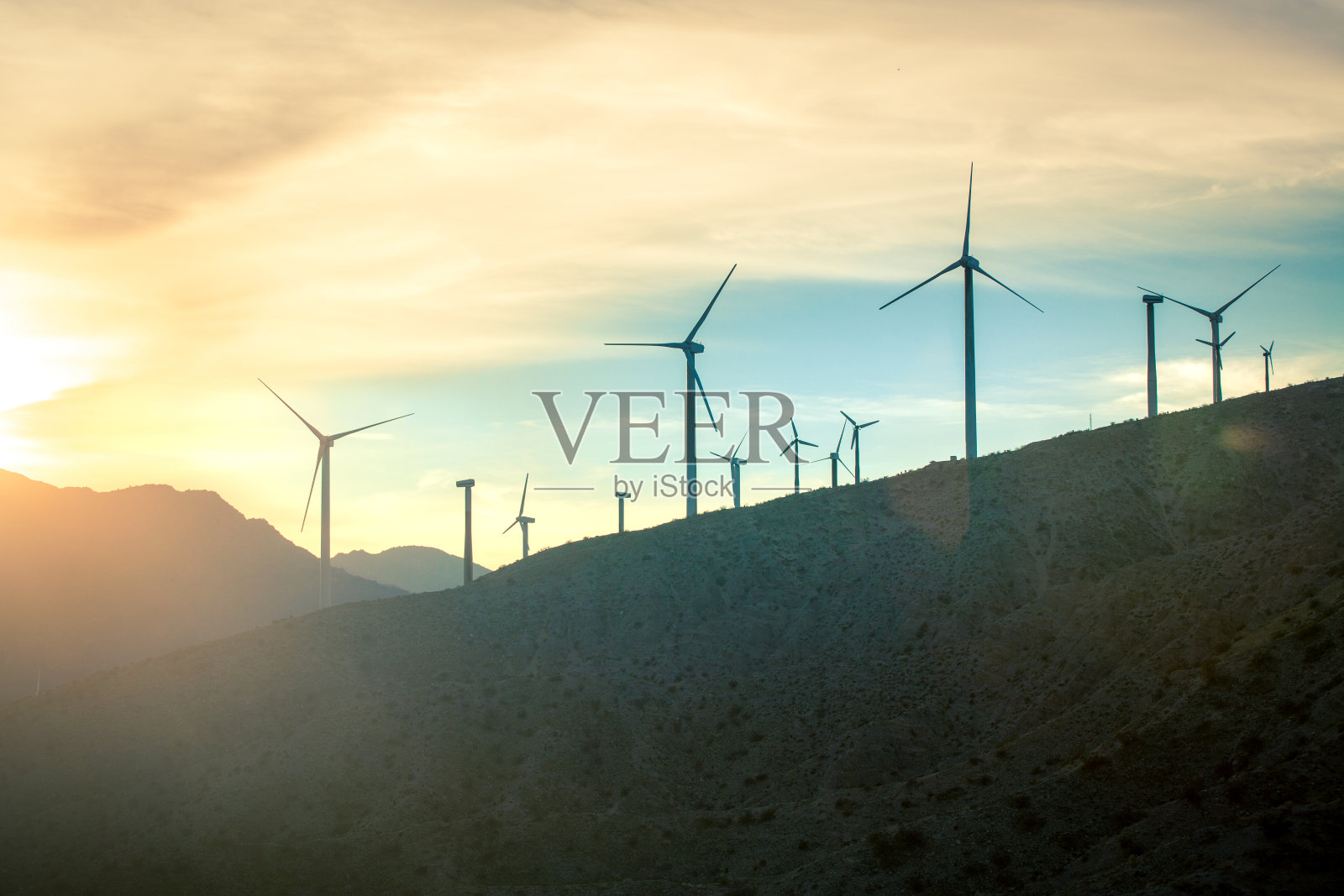风力涡轮机，圣戈尼奥在日落时通过风力农场照片摄影图片