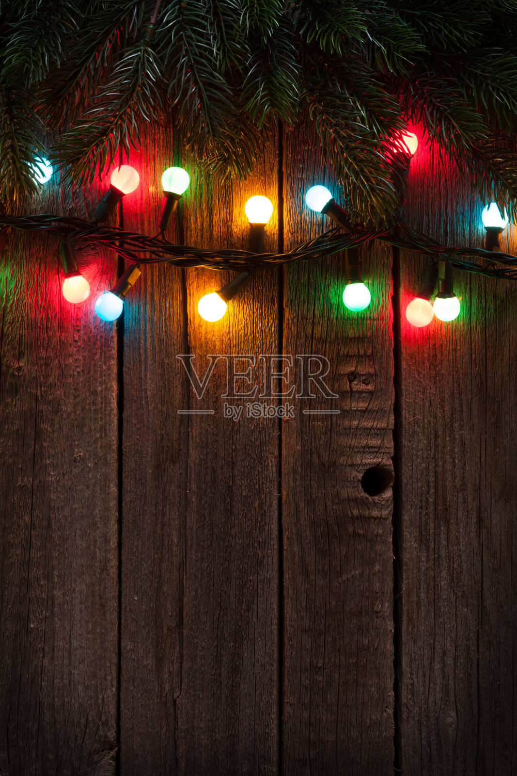 圣诞树的树枝和五颜六色的彩灯照片摄影图片