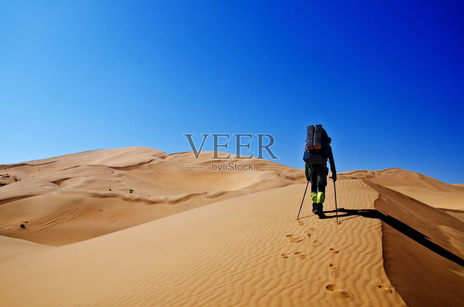 在沙漠中徒步旅行照片摄影图片