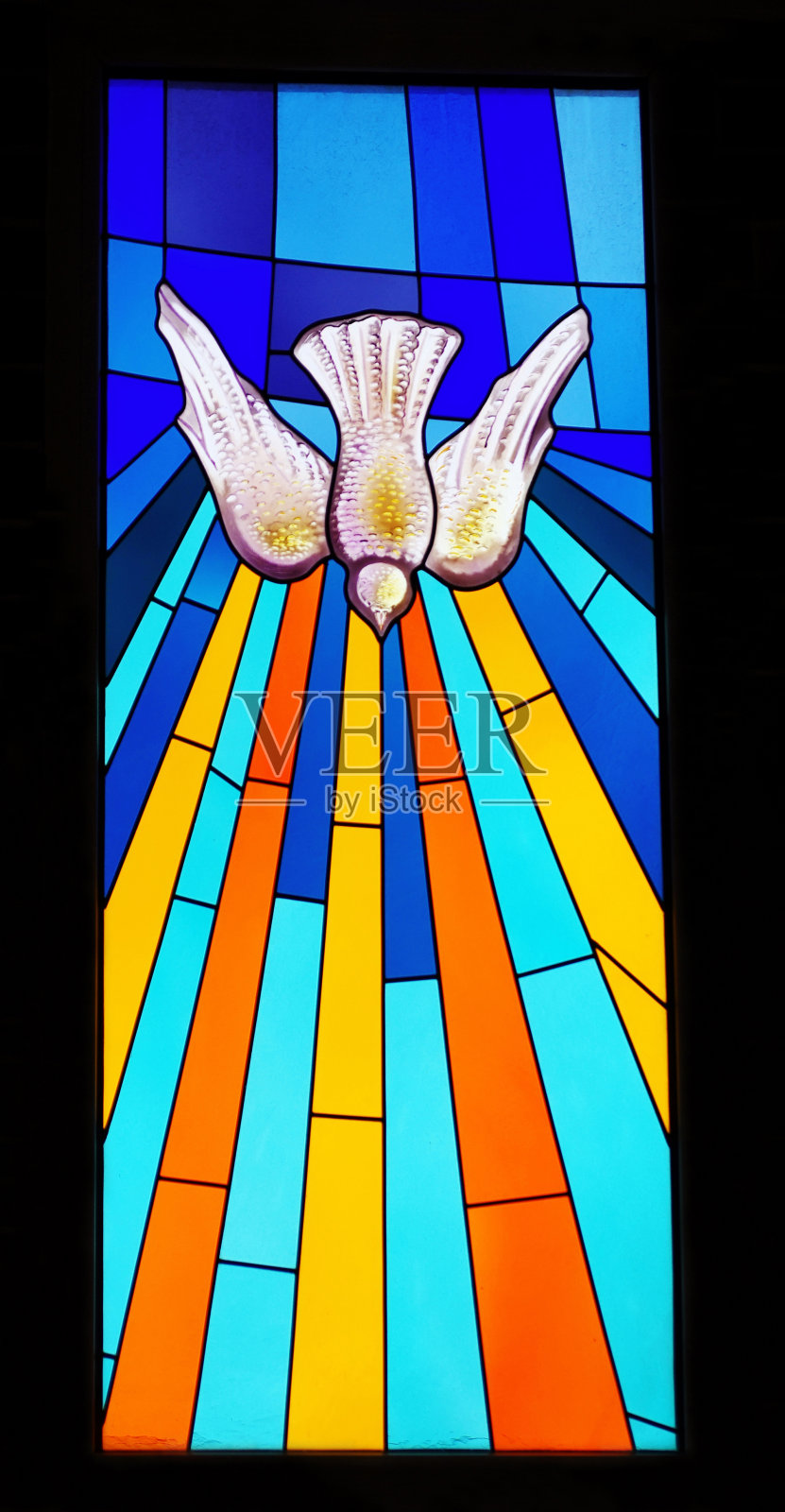 葡萄牙一所教堂的彩色玻璃窗照片摄影图片