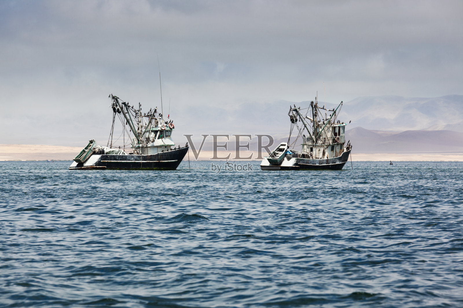 海湾里的渔船照片摄影图片