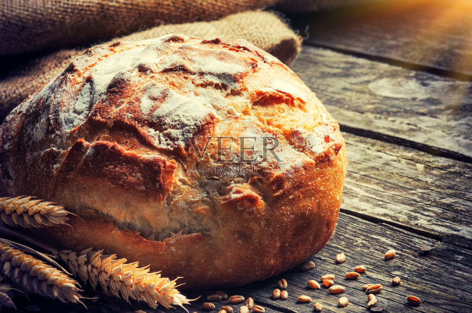 新鲜烘焙的传统面包照片摄影图片