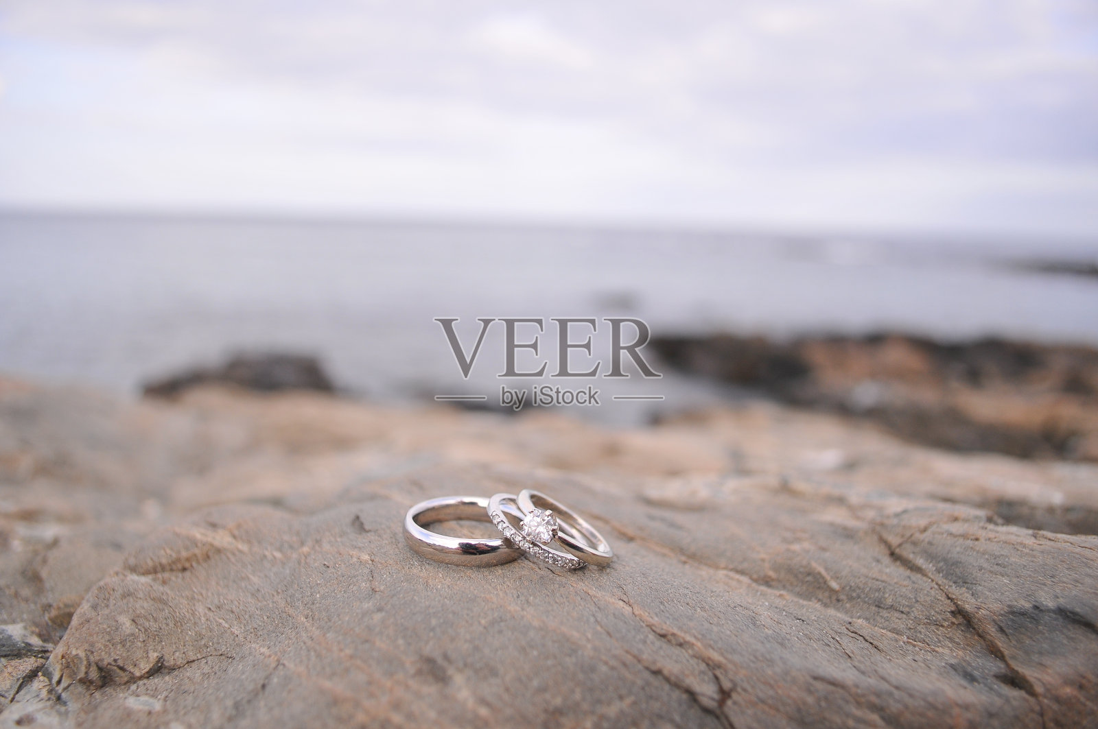 结婚戒指和花岗岩照片摄影图片