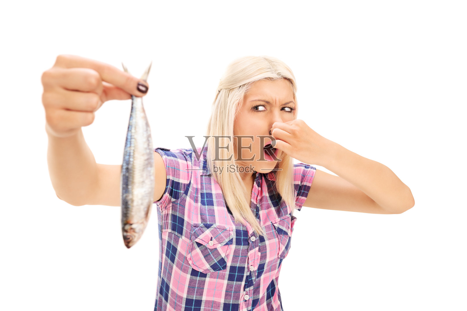 金发女人拿着一条臭鱼照片摄影图片