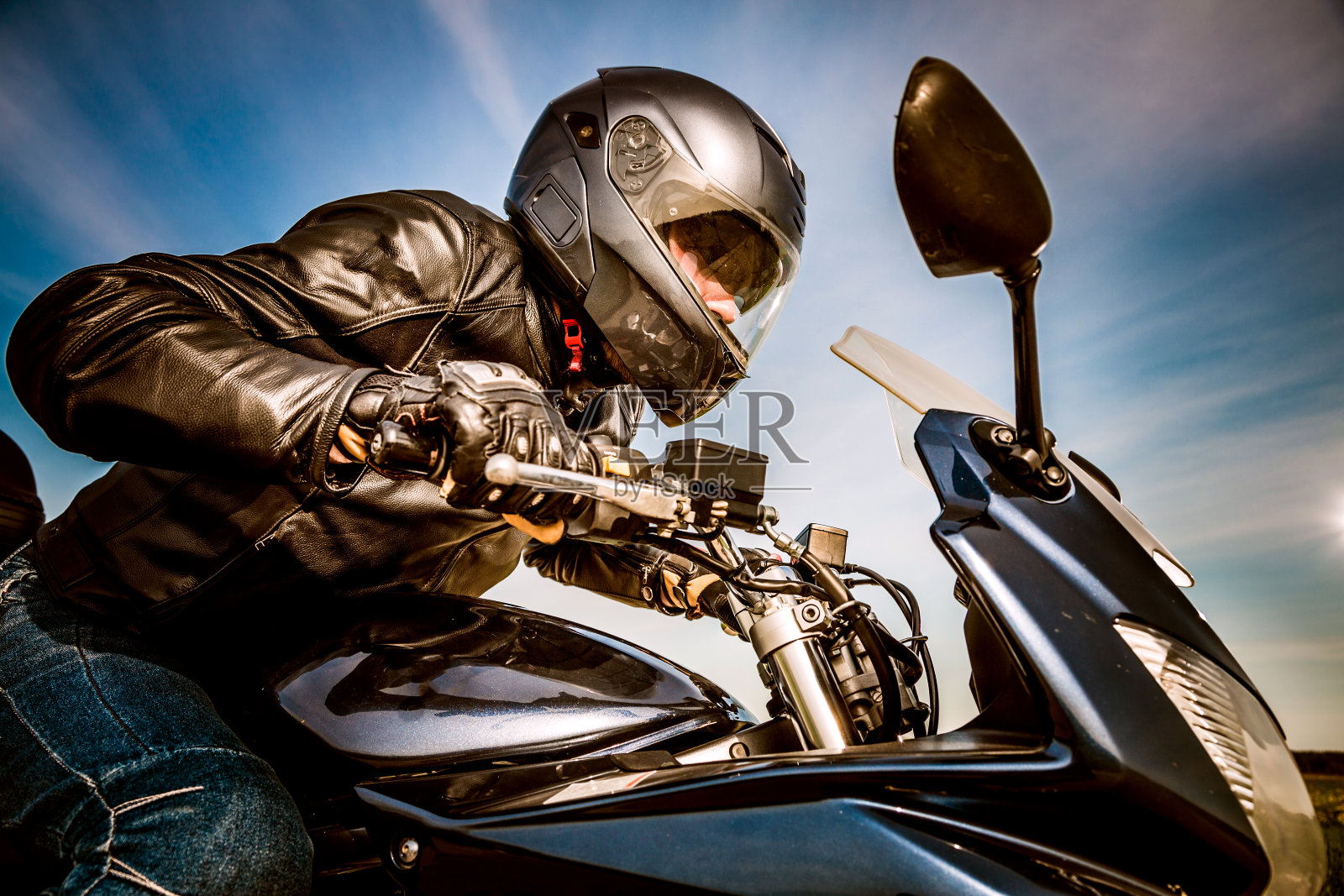 摩托车手在公路上比赛照片摄影图片