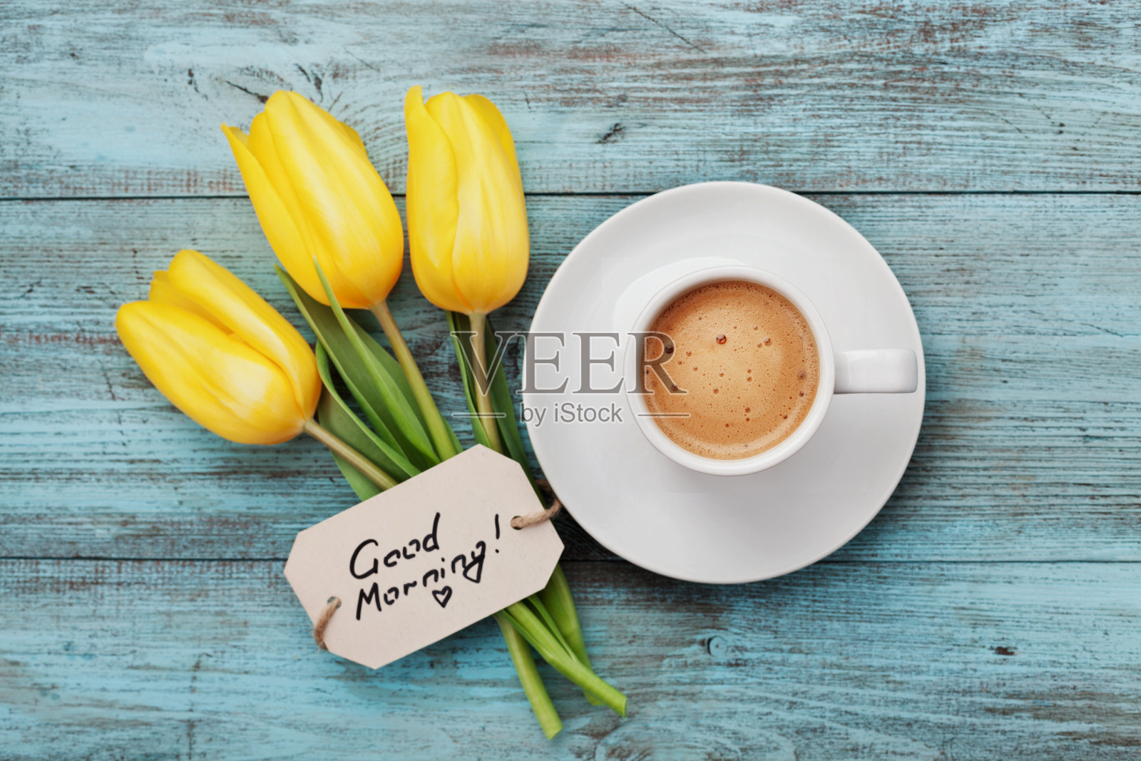 咖啡杯和黄色郁金香花和笔记早安照片摄影图片