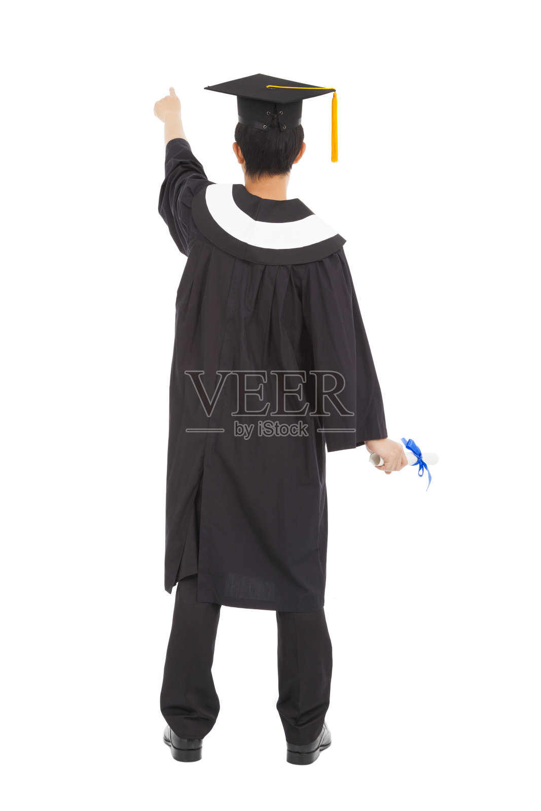 一个戴着学位帽指着某处的毕业男士照片摄影图片