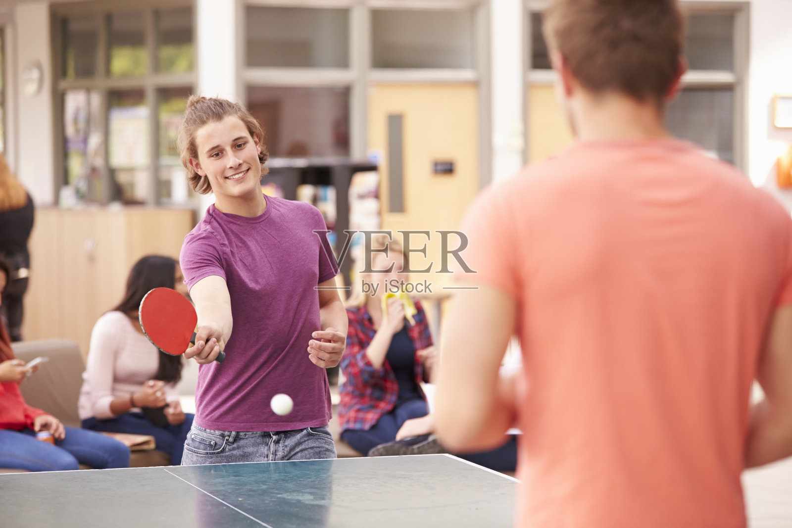 大学生放松和打乒乓球照片摄影图片