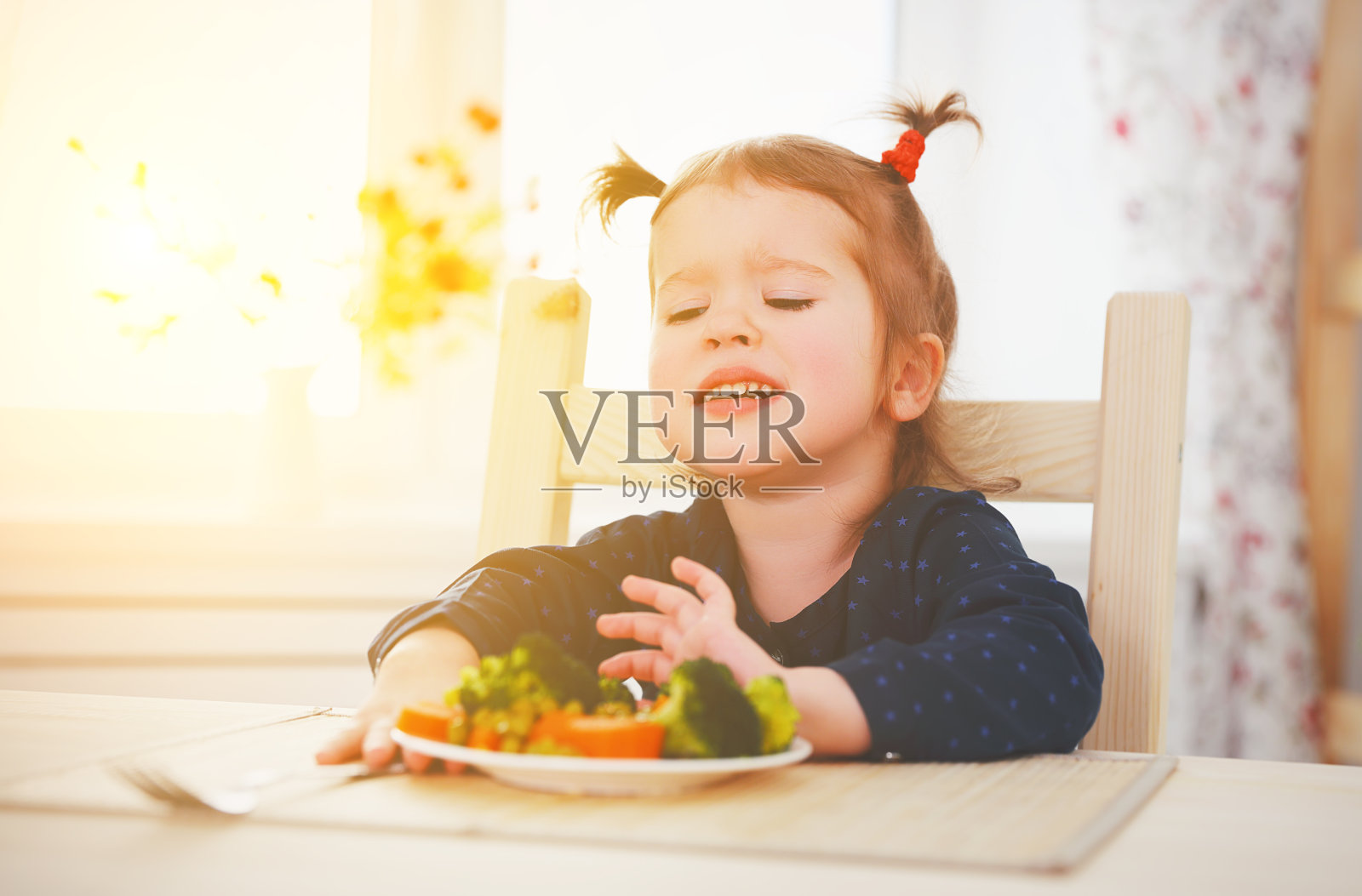 孩子不喜欢也不想吃蔬菜照片摄影图片