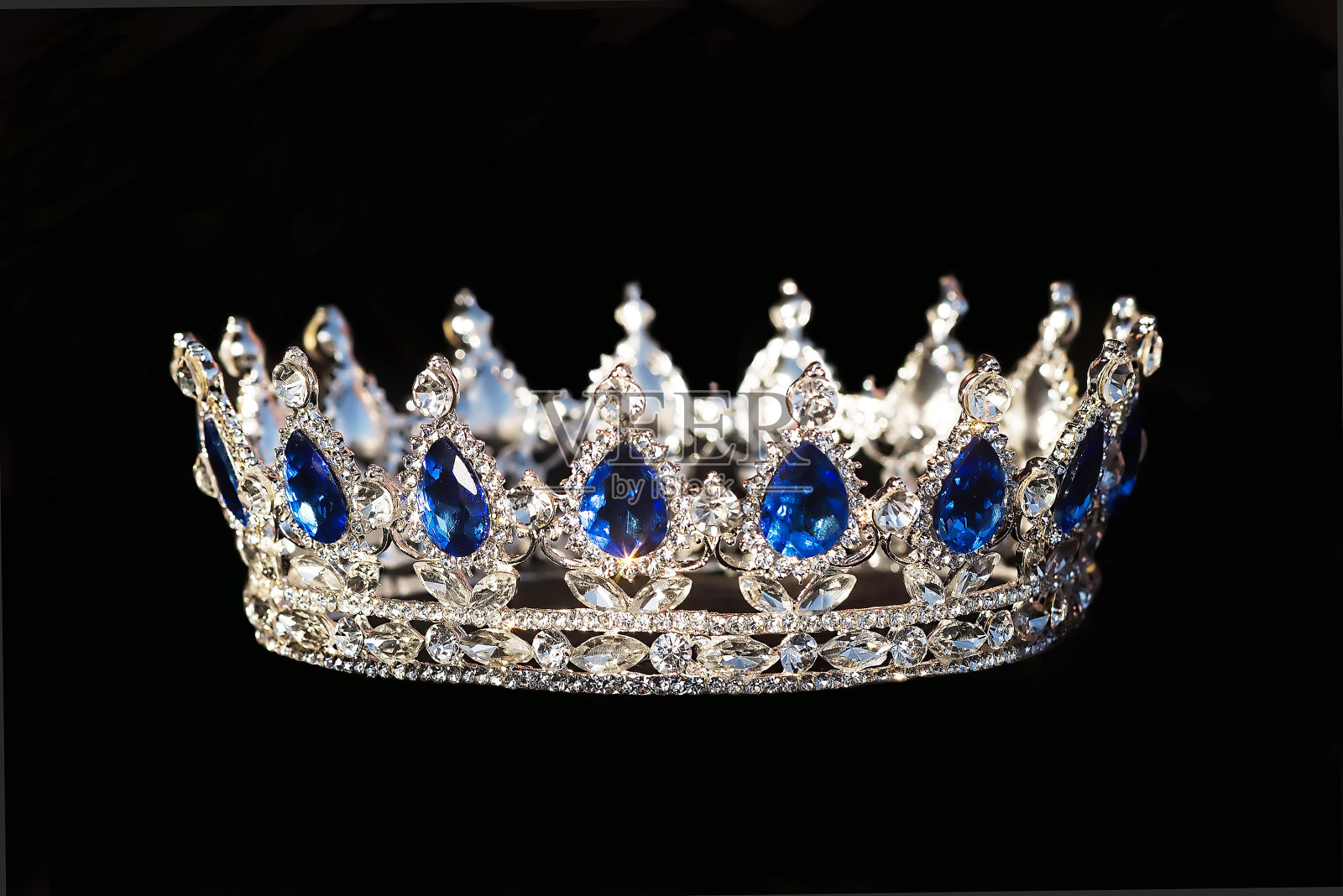 蓝宝石王冠，黑色背景照片摄影图片