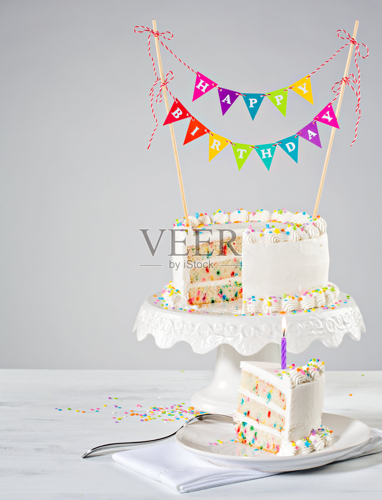 白色生日蛋糕彩旗照片摄影图片