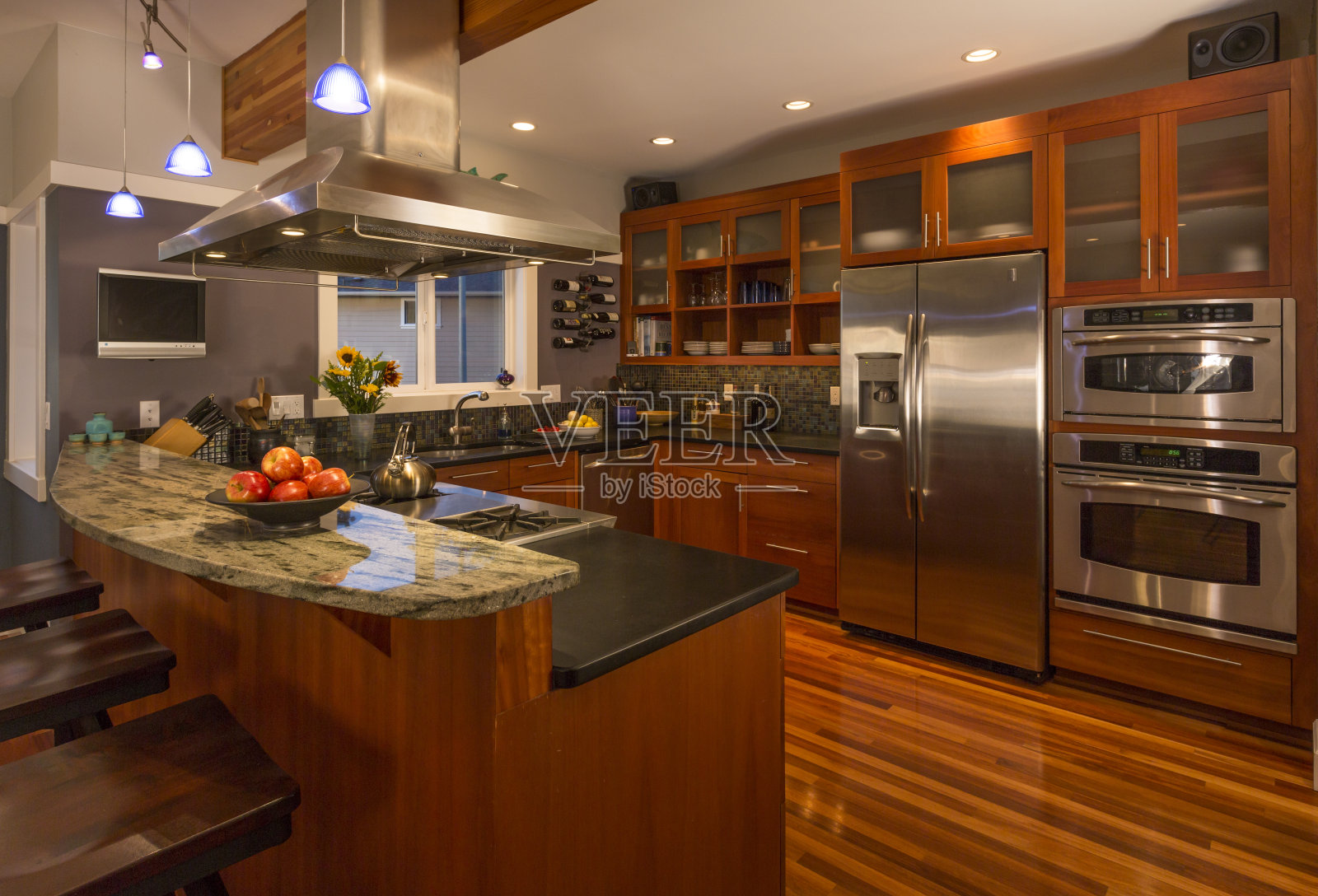 当代高档家庭厨房室内木质橱柜和地板照片摄影图片