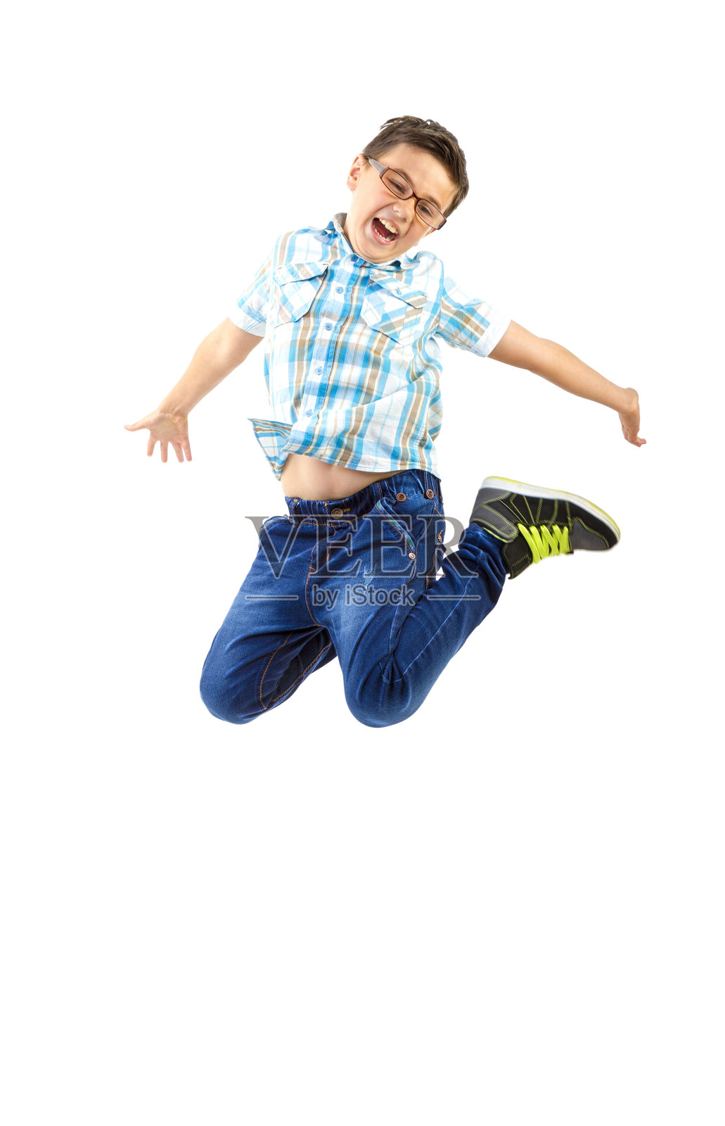 快乐的小男孩跳跃照片摄影图片