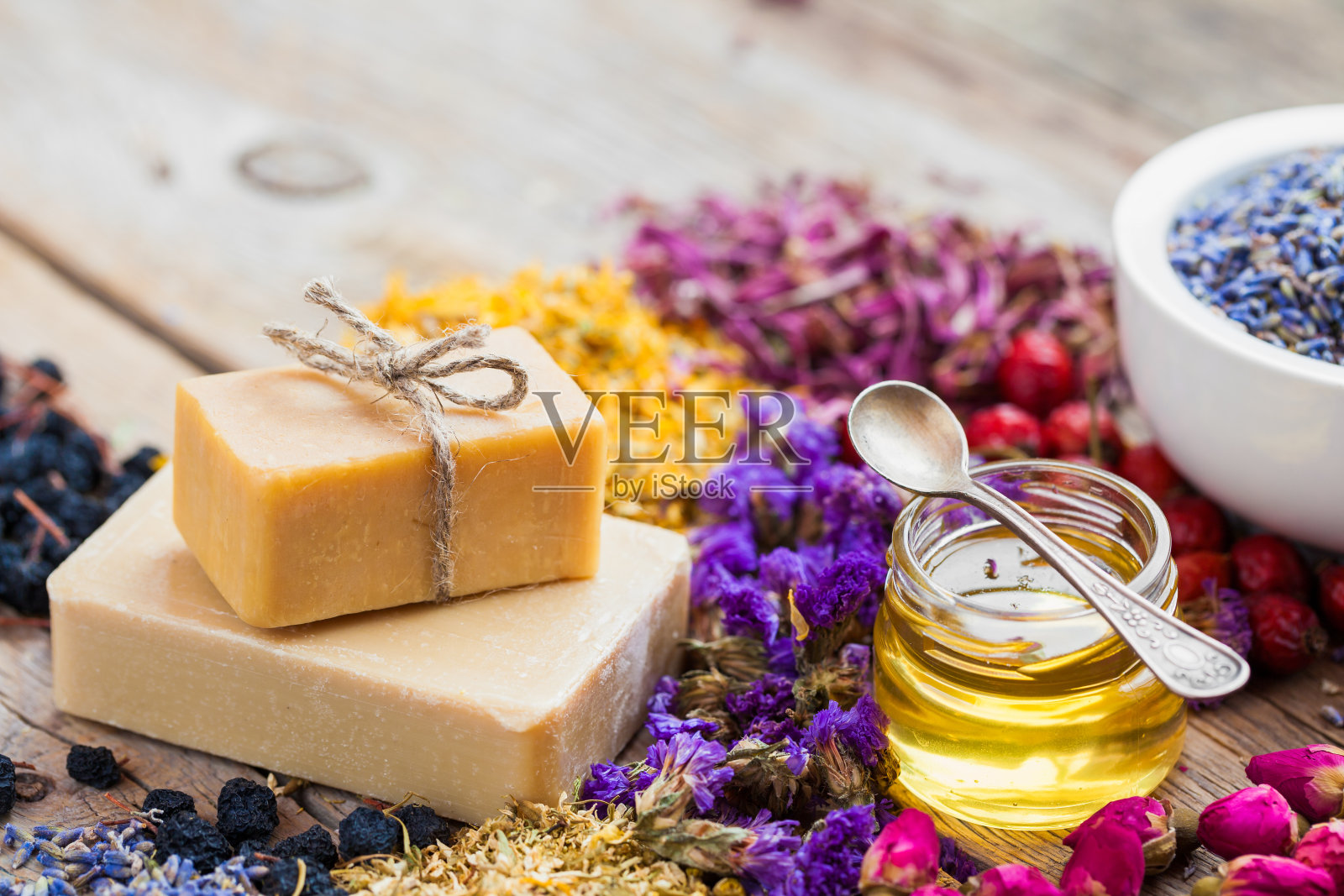 自制肥皂、蜂蜜或油和治疗药草照片摄影图片