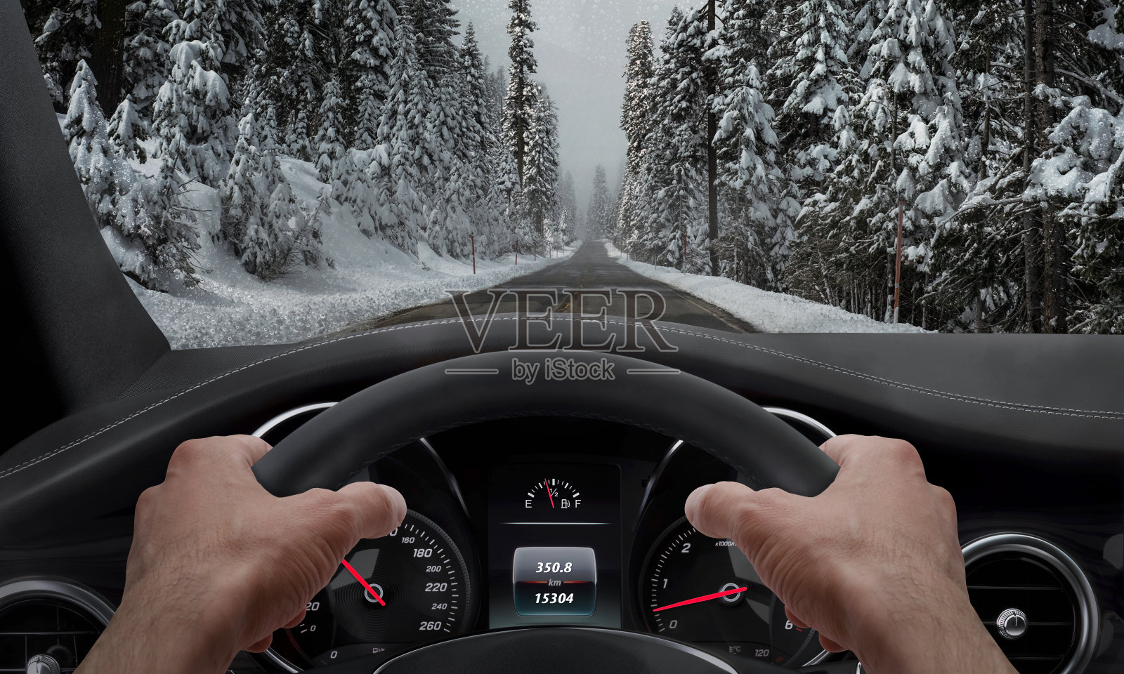 在下雪的天气里开车。从驾驶员角度观看照片摄影图片