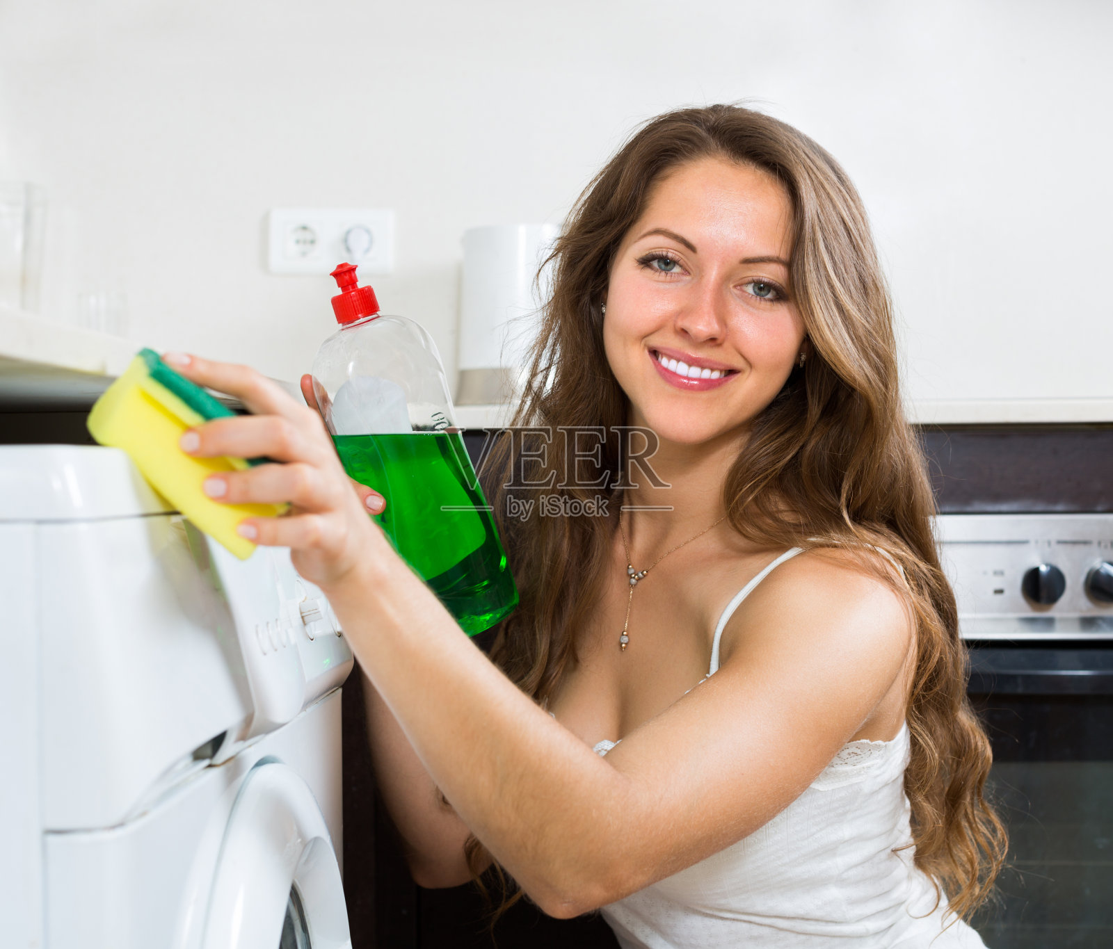家庭主妇清洁洗衣机照片摄影图片
