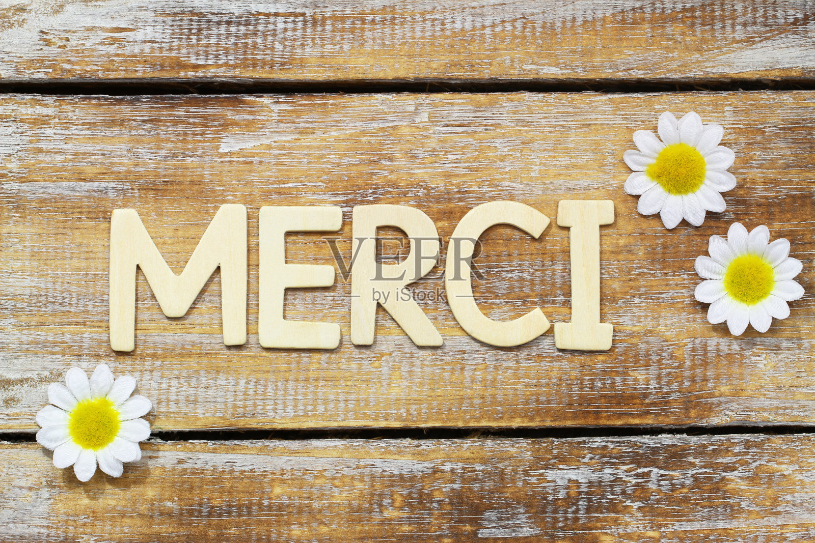 用木头字母写的Merci(法语谢谢你)照片摄影图片