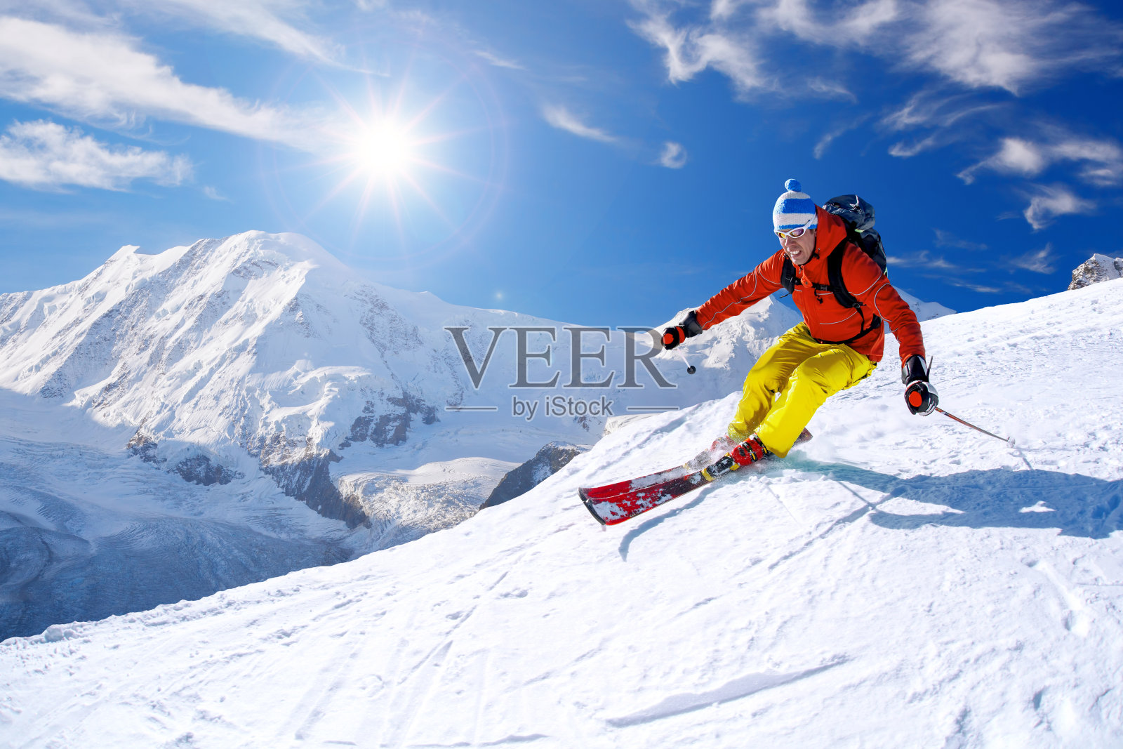 一名滑雪者在瑞士马特洪峰上滑雪照片摄影图片