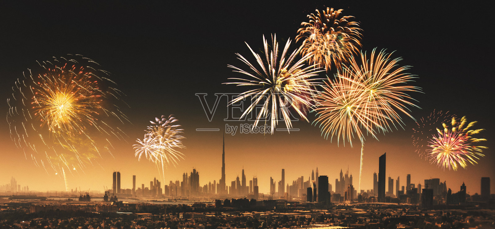 迪拜市中心的城市灯光与烟花照片摄影图片