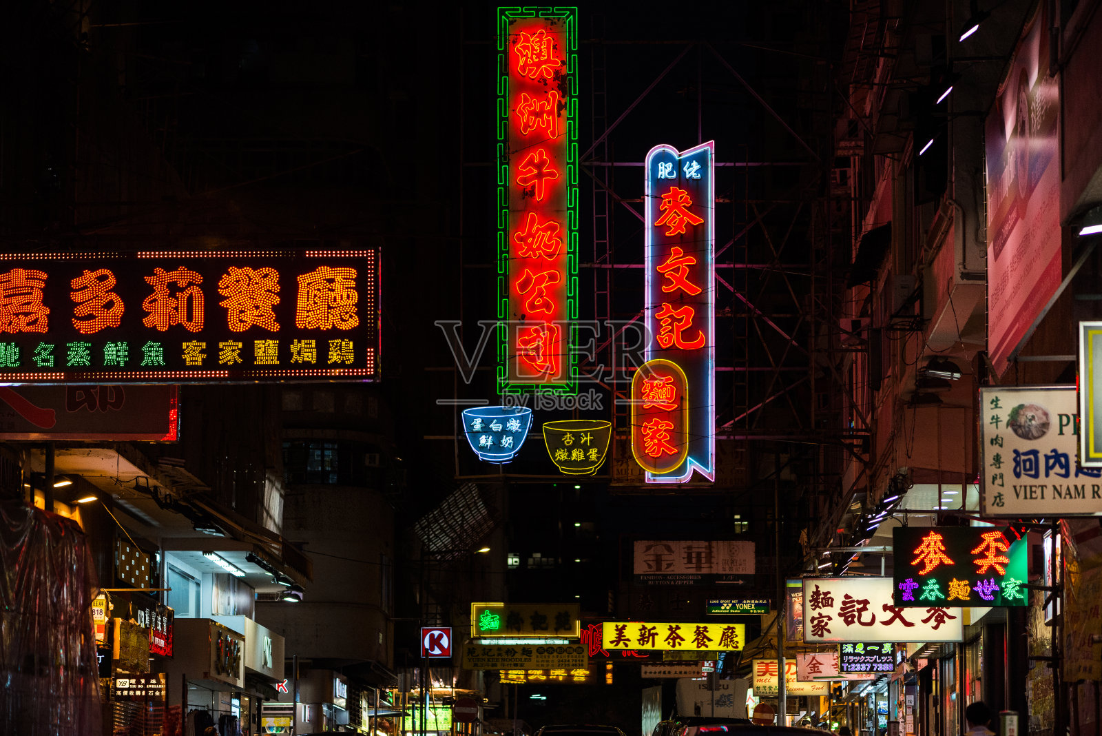 香港九龙夜晚的霓虹灯照片摄影图片