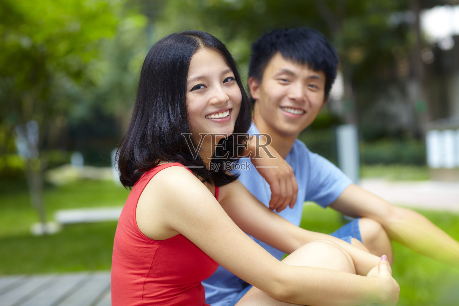 快乐的年轻夫妇一起户外照片摄影图片