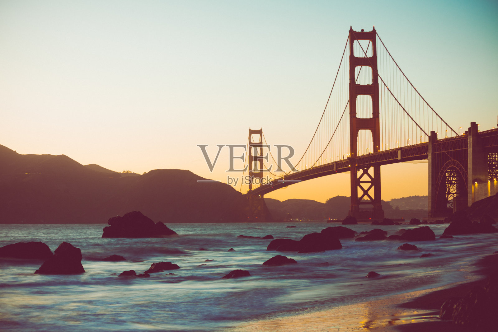 海滩，海洋和金门大桥日落，旧金山照片摄影图片