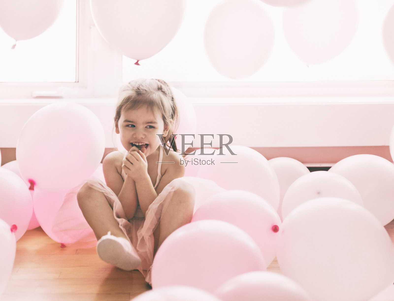 粉红色气球的小女孩照片摄影图片