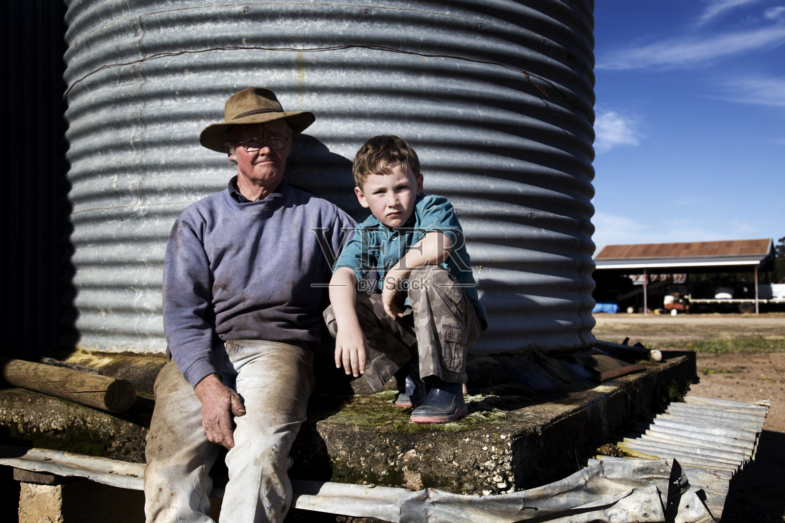 农民和孙子在农场合影照片摄影图片