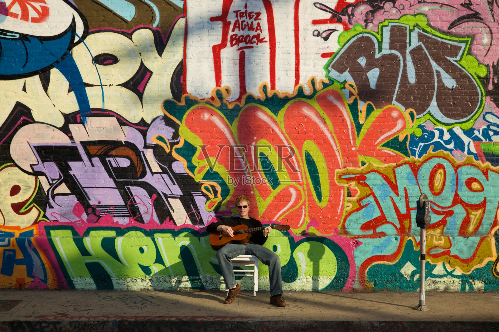 街头涂鸦的年轻音乐家照片摄影图片