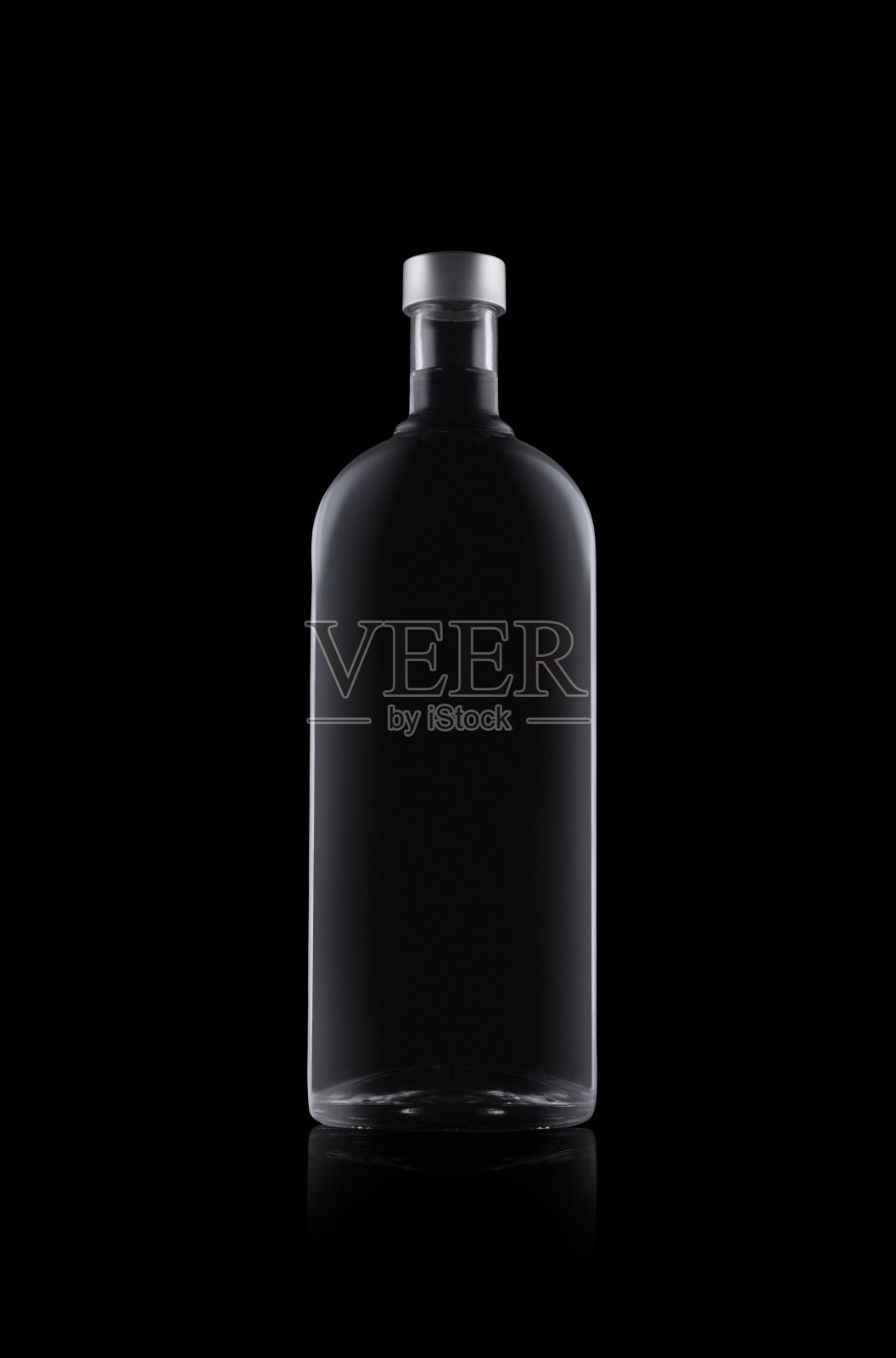 瓶子的水孤立在黑色背景照片摄影图片