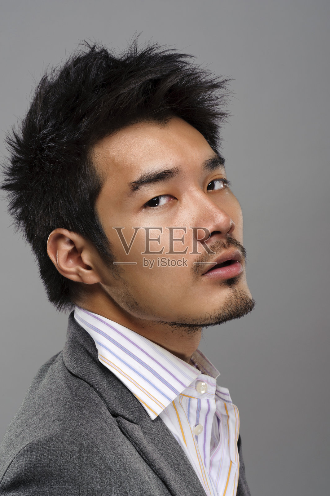 一个英俊的亚洲男人穿着礼服衬衫和燕尾服照片摄影图片