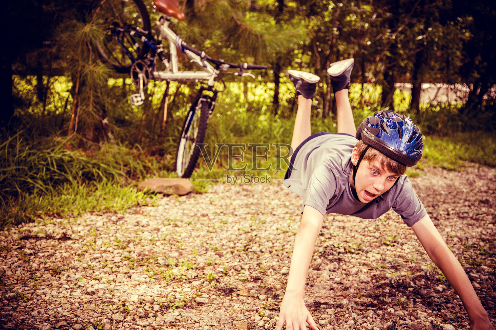 体育运动:十几岁的男孩在农村公路上发生了自行车事故。照片摄影图片